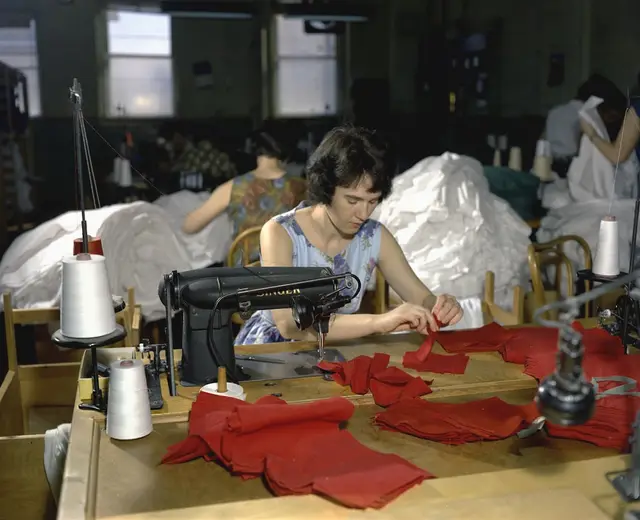 Trabajo artesanal de costura en cuero