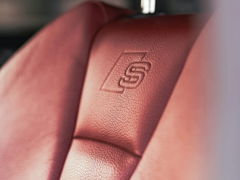 Detalle de Costura de Asiento, Trabajo Preciso