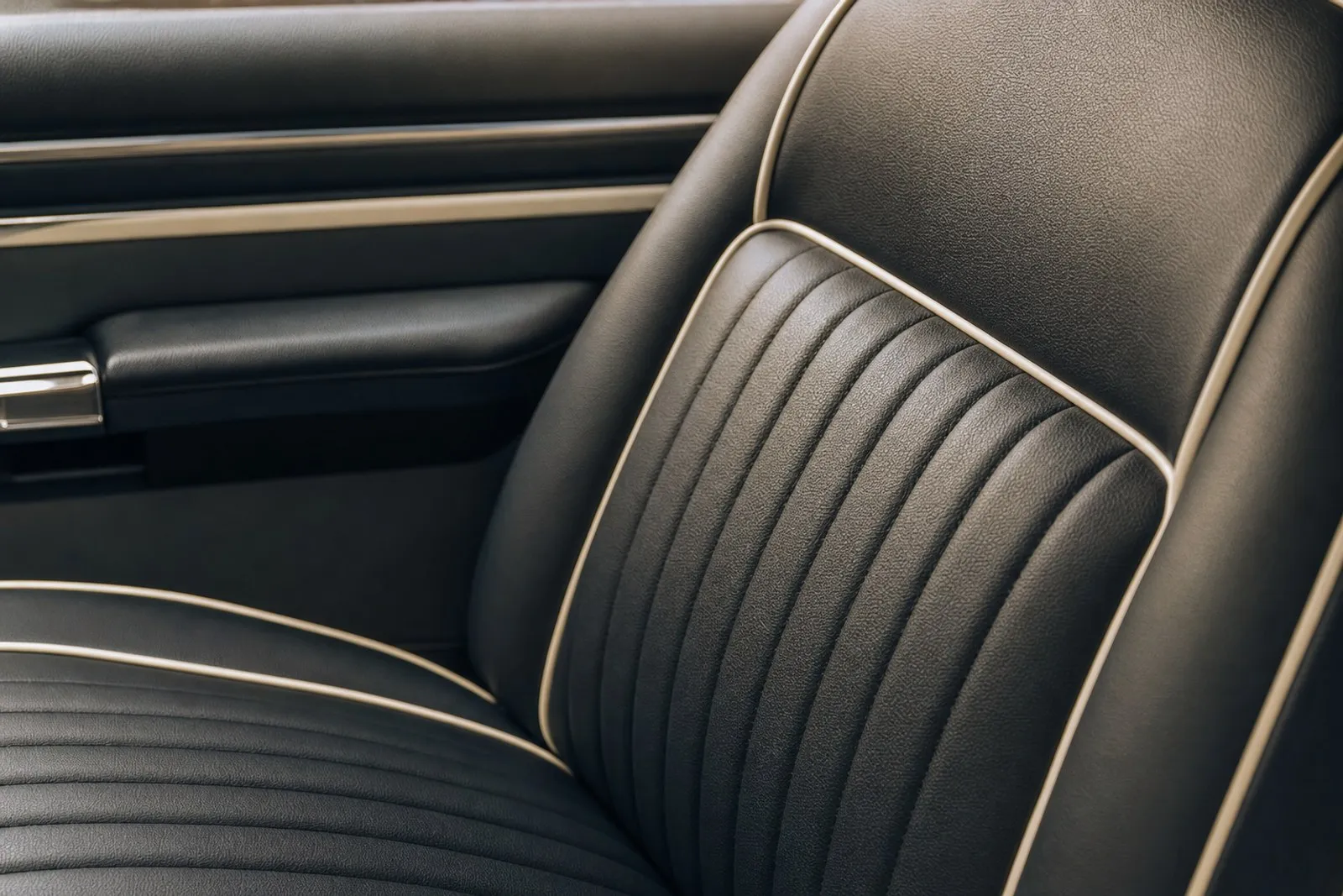 Detalle de asiento terminado con tapicería automotriz